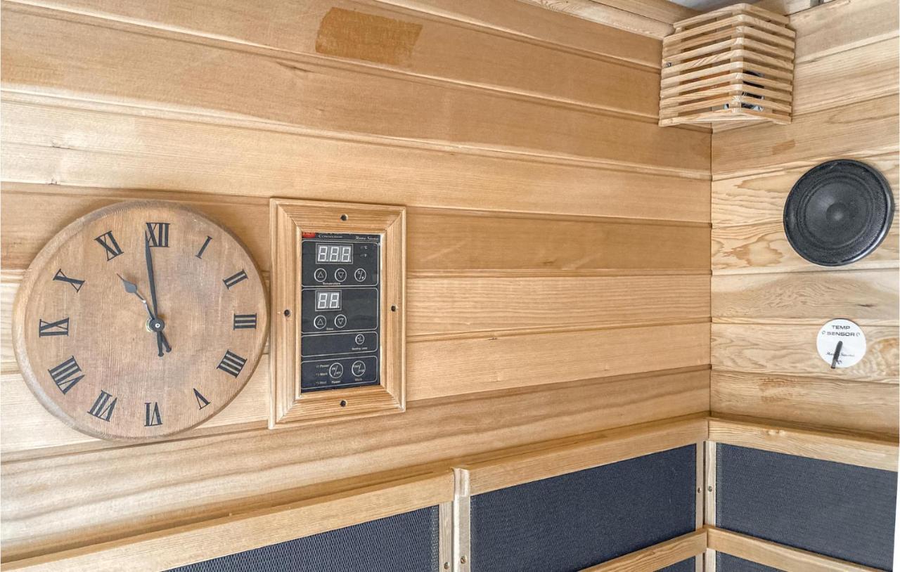 Cozy Home In Heinkenszand With Sauna Екстериор снимка